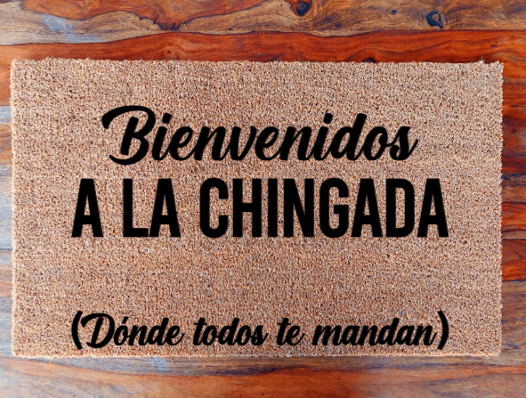 aqui vive una mujer CHINGONA (buenas vibras bienvenidas) - Doormat