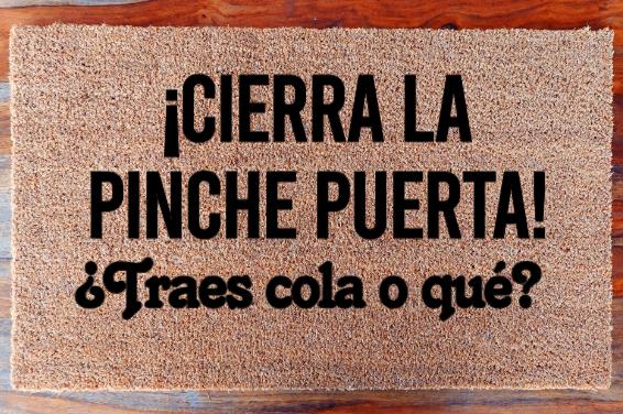 ¡Cierra la pinche puerta! ¿Traes cola o qué? - Doormat