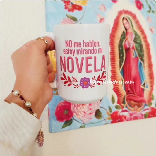 NO me hablen, estoy mirando mi NOVELA - 15oz Coffee Mug