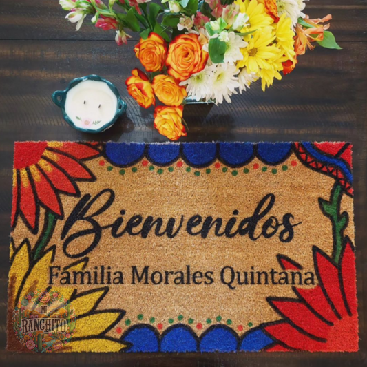 Bienvenidos  "Custom Last Name" - Hand painted cositas y flores.