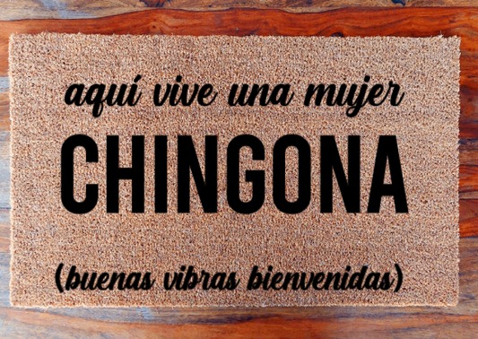 aquí vive una mujer CHINGONA (buenas vibras bienvenidas) - Doormat