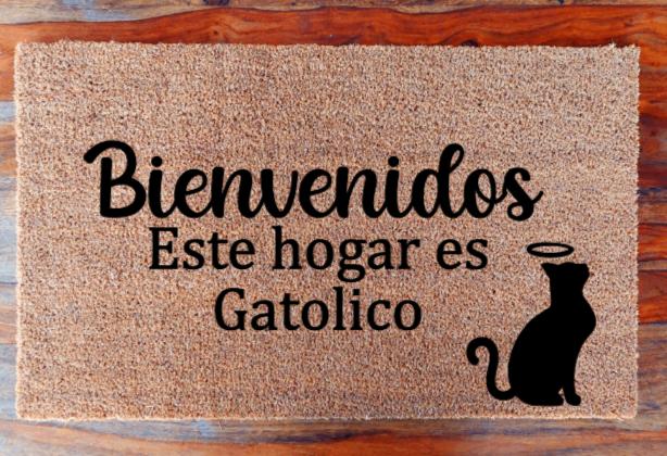 Bienvenidos Este hogar es Gatólico - Doormat