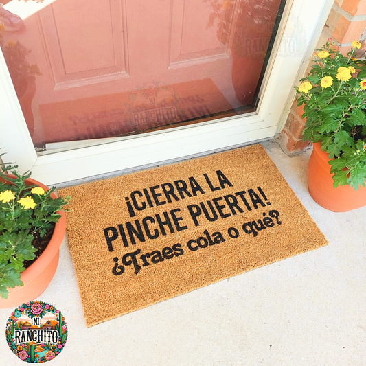 ¡Cierra la pinche puerta! ¿Traes cola o qué? - Doormat