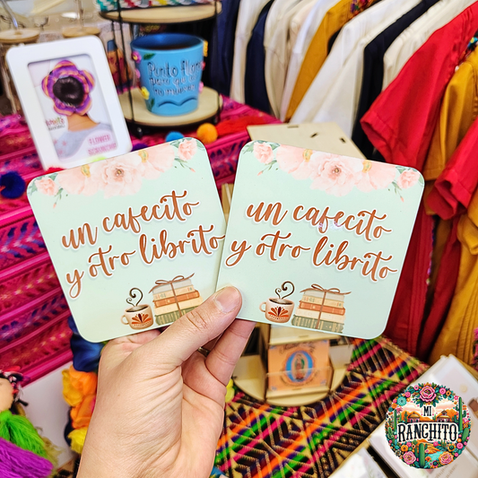 Un cafecito y otro librito - Hardboard Coaster