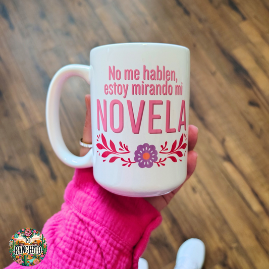 No me hablen, estoy mirando mi NOVELA - 15oz Coffee Mug