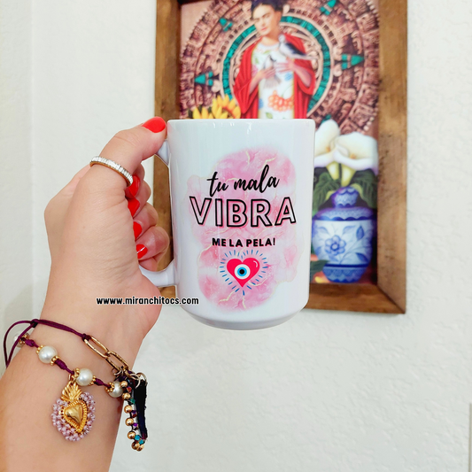 Tu mala vibra me la pela - pink ojo - 15oz Coffee Mug