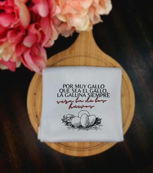 Por muy gallo que sea el gallo, la gallina siempre sera la de los huevos - Kitchen towel